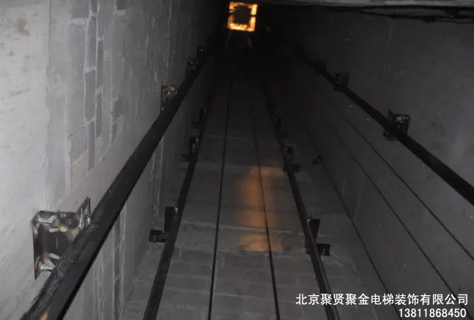 电梯主机安装在导轨上