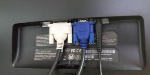 一台主机两个屏幕设置方法