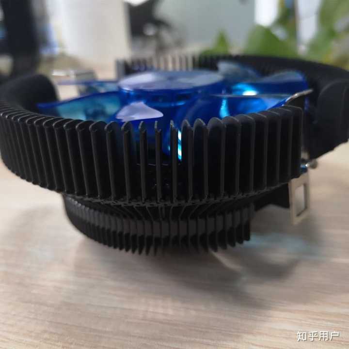电脑主机带风扇